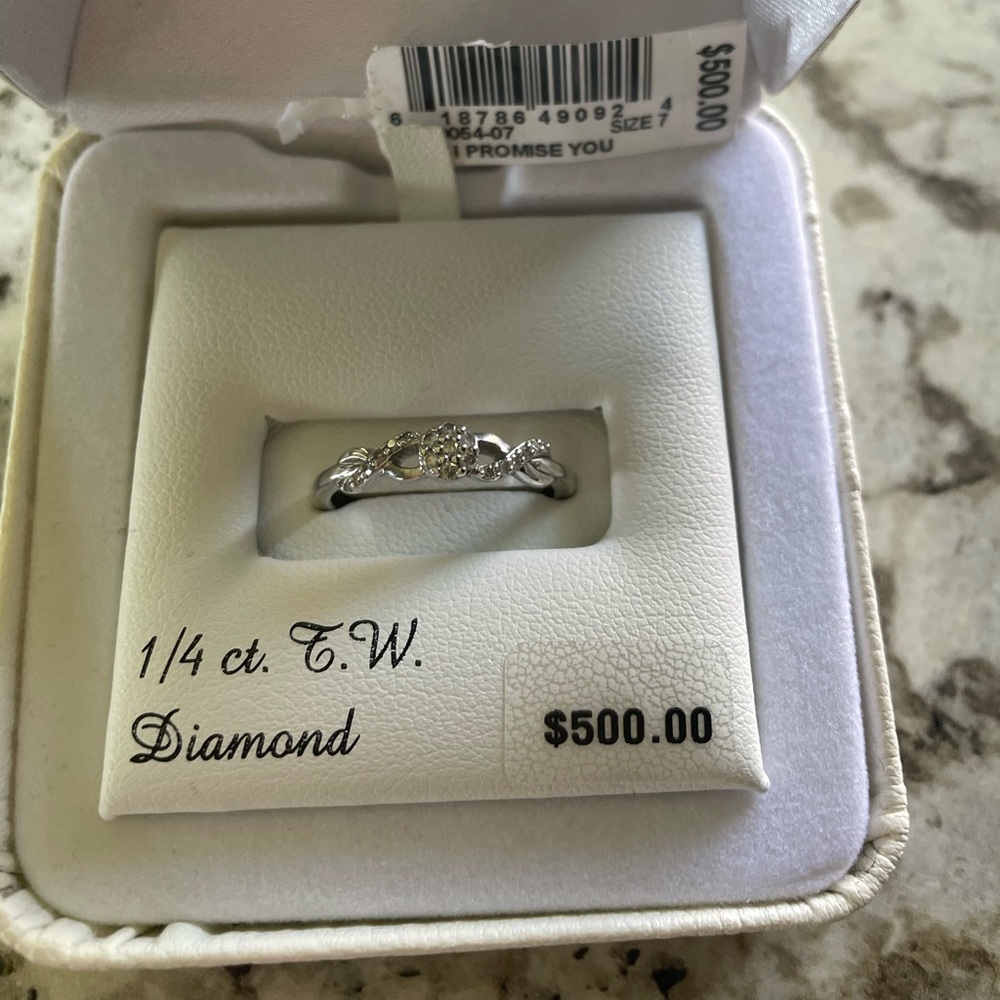 Beautiful never before worn size 7 ring